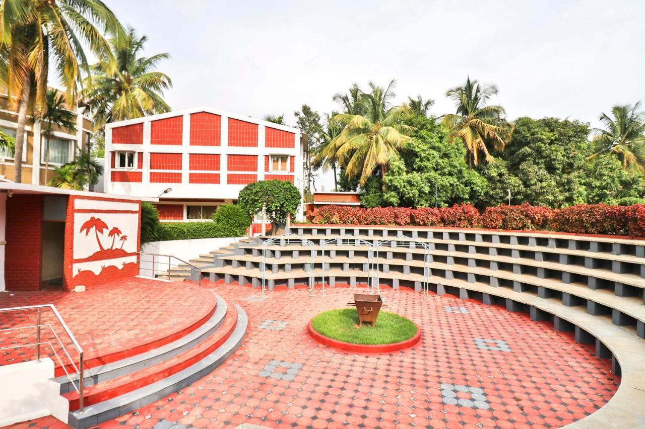 Palette - Holiday Palms Hotel Bangalore Exterior foto
