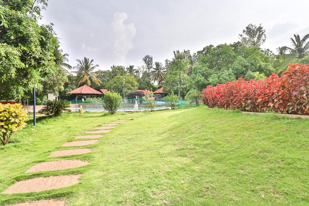 Palette - Holiday Palms Hotel Bangalore Exterior foto