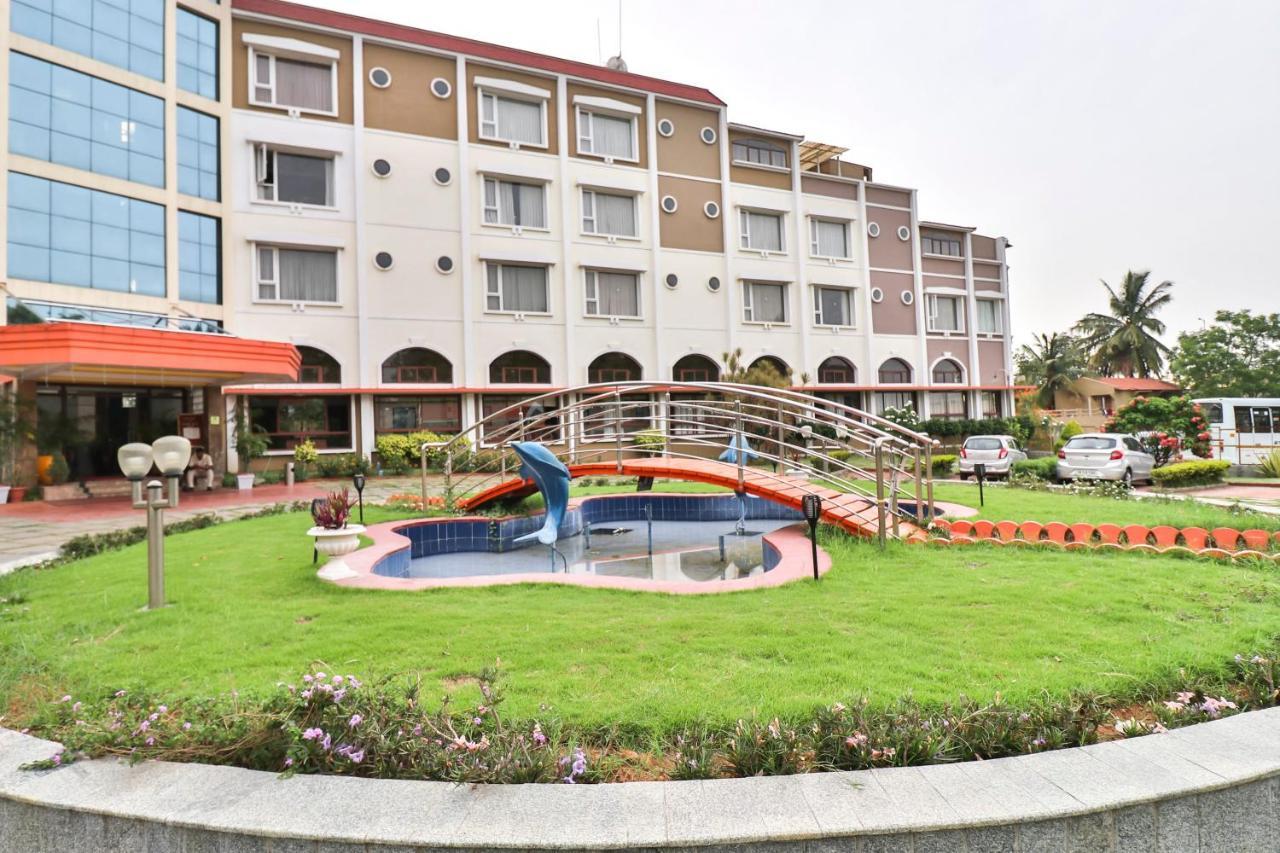 Palette - Holiday Palms Hotel Bangalore Exterior foto